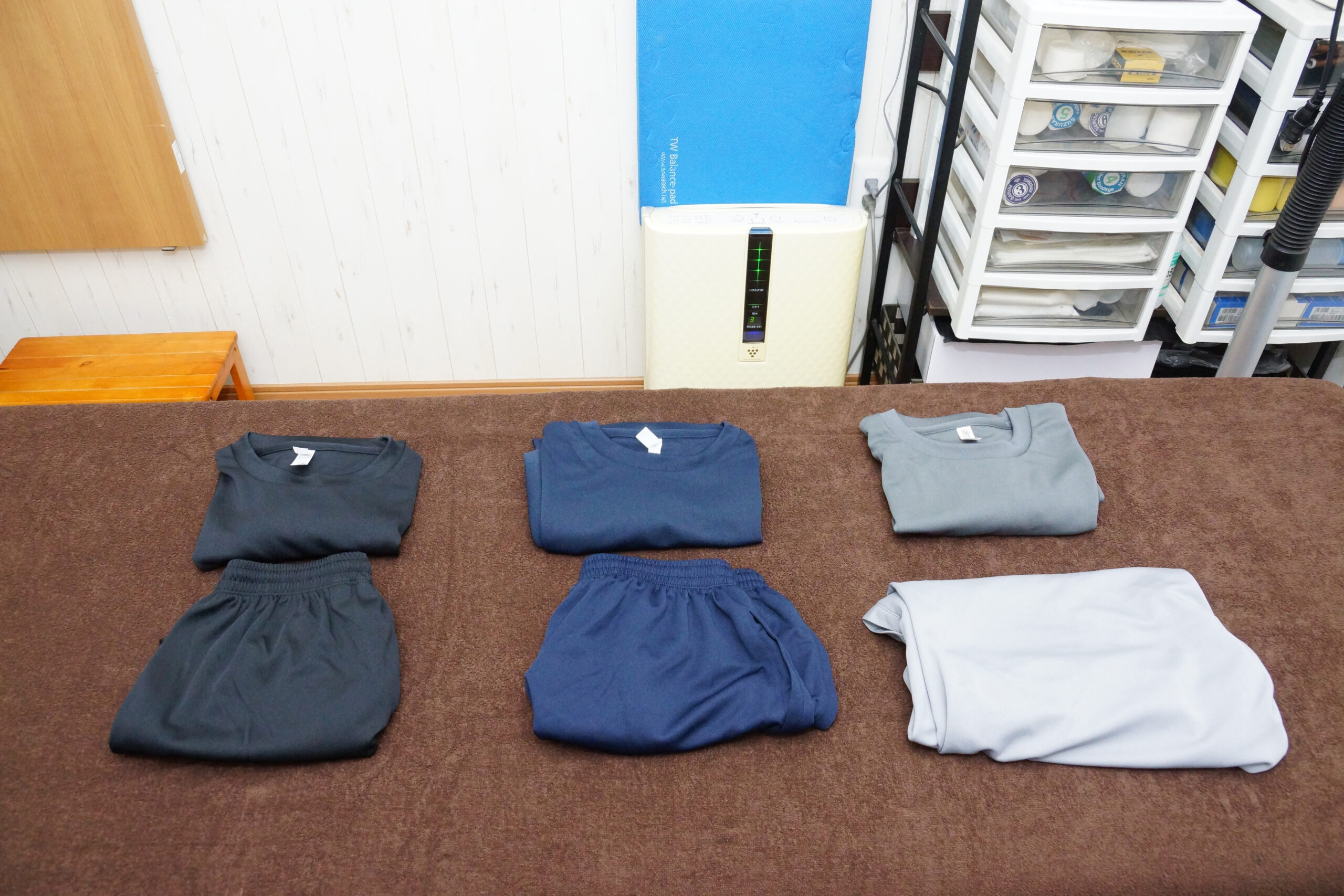 M、L、LLサイズのお着替えが施術ベッドの上に置かれている